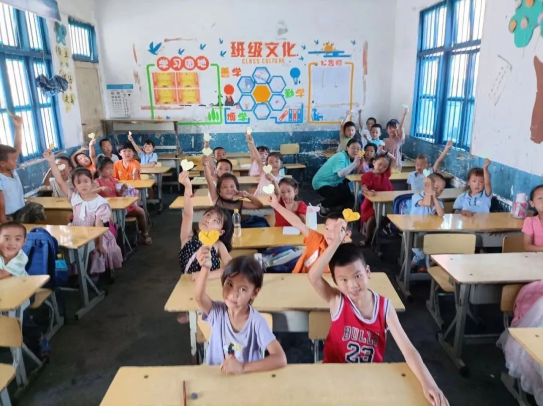 大学生支教,冒出一个“精神陪伴”模式!休闲区蓝鸢梦想 - Www.slyday.coM 大学生支教,冒出一个“精神陪伴”模式!休闲区蓝鸢梦想 - Www.slyday.coM