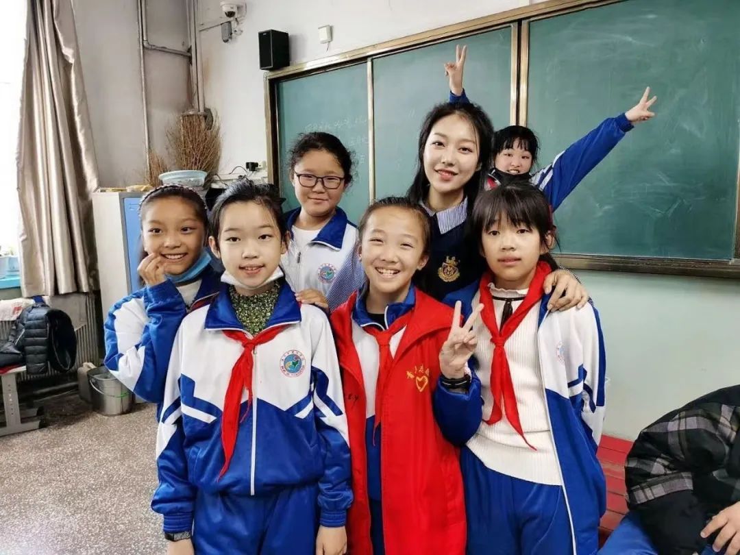 大学生支教,冒出一个“精神陪伴”模式!休闲区蓝鸢梦想 - Www.slyday.coM 大学生支教,冒出一个“精神陪伴”模式!休闲区蓝鸢梦想 - Www.slyday.coM