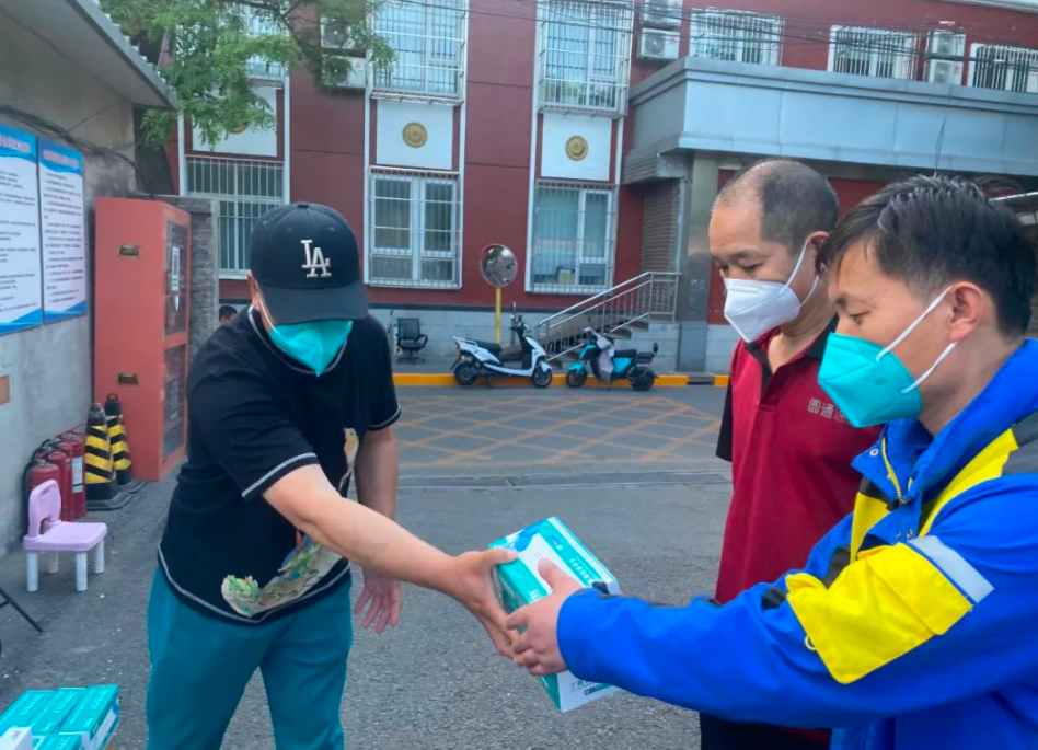 天热了,坚守防疫一线的大白和小哥,忙碌有保障休闲区蓝鸢梦想 - Www.slyday.coM 天热了,坚守防疫一线的大白和小哥,忙碌有保障休闲区蓝鸢梦想 - Www.slyday.coM