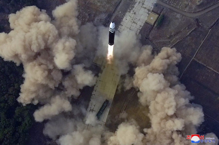 “火星-17”型导弹此前试射现场图 图自朝中社，下同