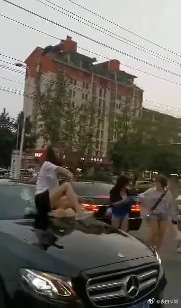 目测需要更换雨刮器，挡风玻璃