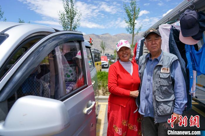 苏钧夫妇自驾抵达拉萨,夫妻介绍,西藏是他们“走遍中国”之旅的最后一个省区。 江飞波 摄