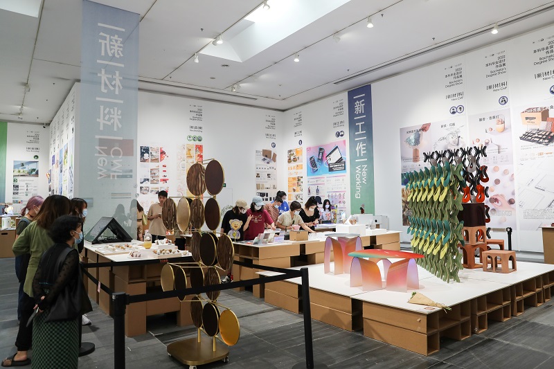 新华网发在大学城校区美术馆举行的设计类本科生毕业展,作品关注社会