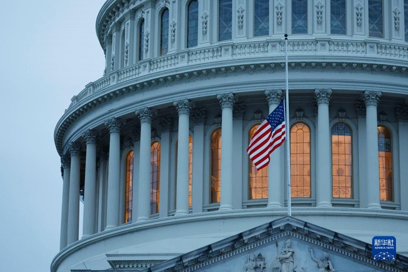 2022年5月24日，在美国首都华盛顿，国会大厦降半旗向得克萨斯州枪击事件遇害者致哀 。新华社发（沈霆 摄）
