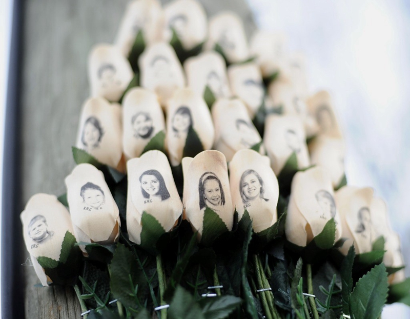 2013年1月14日，美国康涅狄格州桑迪胡克小学附近摆放着印有枪击案遇难者肖像的玫瑰。新华社发
