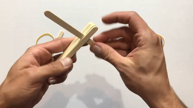 创意DIY 如何用冰棍制作弹射器