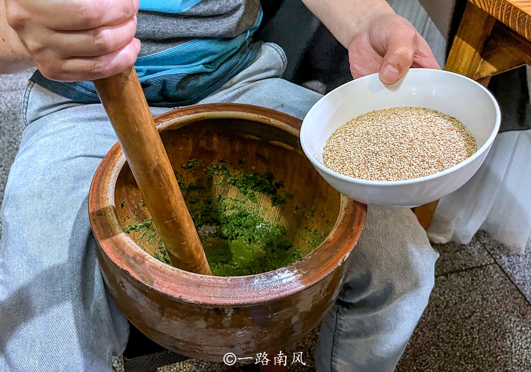 河婆手工擂茶的口味有好几种,一般用新鲜的茶叶,金不换,苦枥芯,猪麻丝