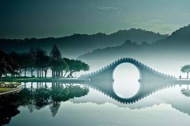 "二十四桥仍在,波心荡,冷月无声"驿外断桥边,寂寞开无主"