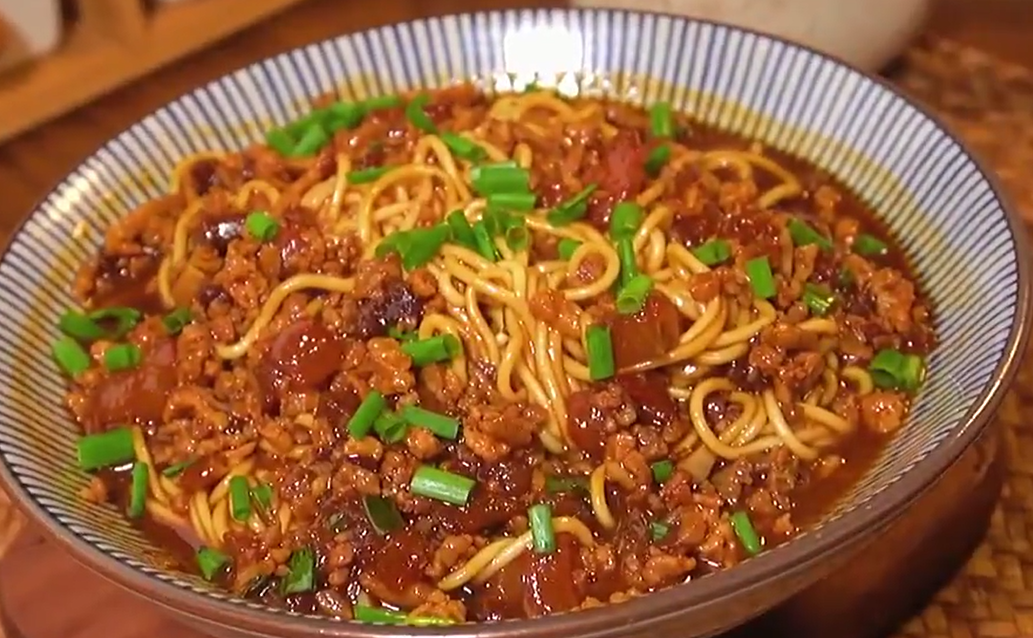 番茄肉酱面酱香浓郁鲜美可口家的味道十足有妈妈做的感觉