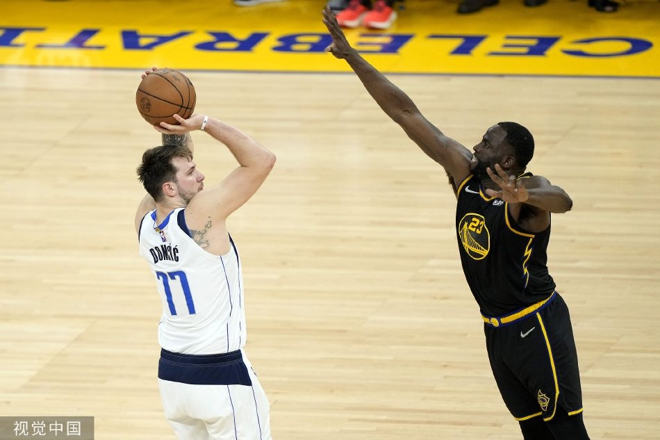 勇士队当家球星库里再度上演三分绝技引领球队逆转取胜展现超级巨星风采