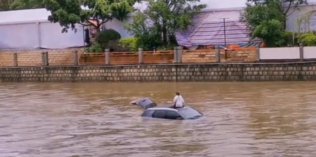揪心!27岁女子开车掉进河,求救半小时仍被淹死,生前最后视频令全网唏嘘……休闲区蓝鸢梦想 - Www.slyday.coM 揪心!27岁女子开车掉进河,求救半小时仍被淹死,生前最后视频令全网唏嘘……休闲区蓝鸢梦想 - Www.slyday.coM
