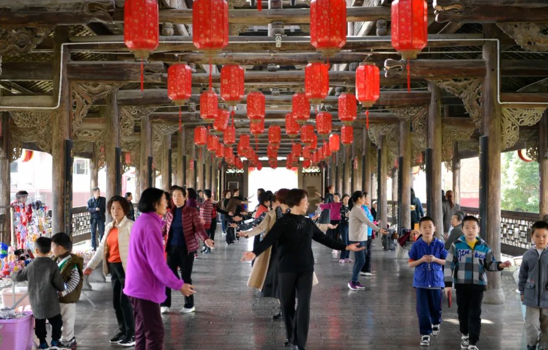 居民在湖北省宣恩县城风雨桥上跳舞 宋文 摄