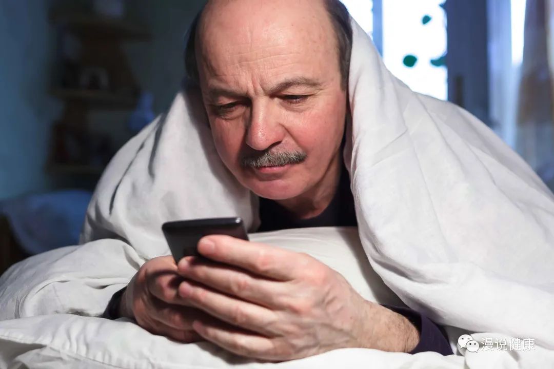 睡前玩手机,会增加患癌风险?这项研究,究竟揭露哪些真相?休闲区蓝鸢梦想 - Www.slyday.coM 睡前玩手机,会增加患癌风险?这项研究,究竟揭露哪些真相?休闲区蓝鸢梦想 - Www.slyday.coM