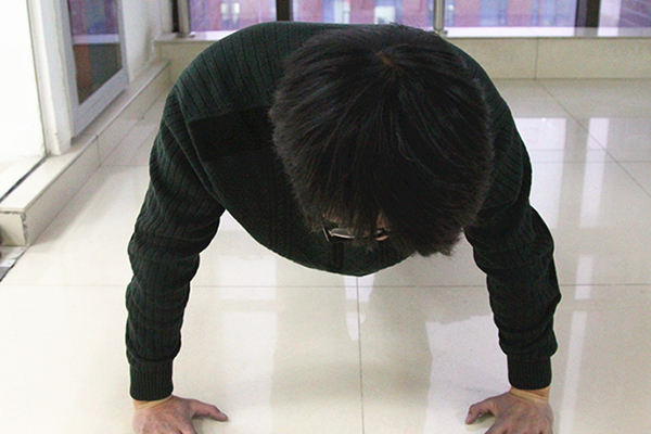 男子坚持做俯卧撑每天50个坚持1年后身体的变化令人羡慕
