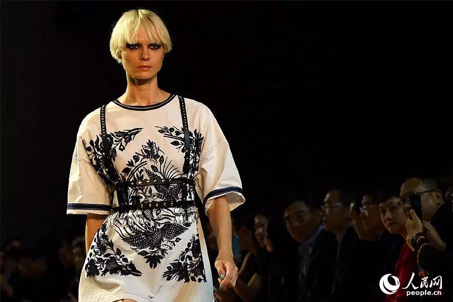 模特在纽约时装周展示以彝绣为设计主题的服饰 李凉 摄