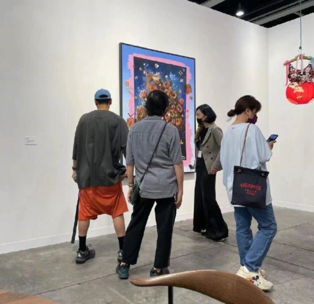 网友在画展中偶遇彭于晏，头戴鸭舌帽显低调，观展完后排队买咖啡