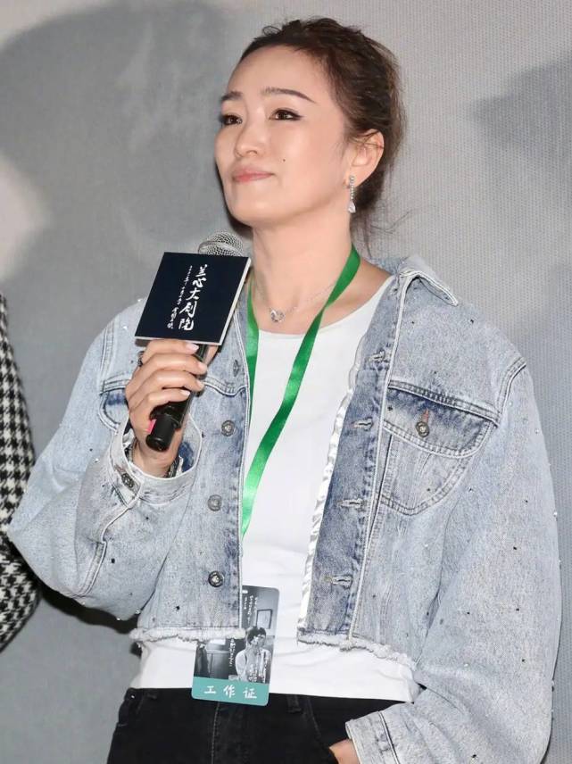 “谋女郎”巩俐才是经典，牛仔衣配打底裤也高级，气场刻在骨子里巩俐牛仔衣打底裤