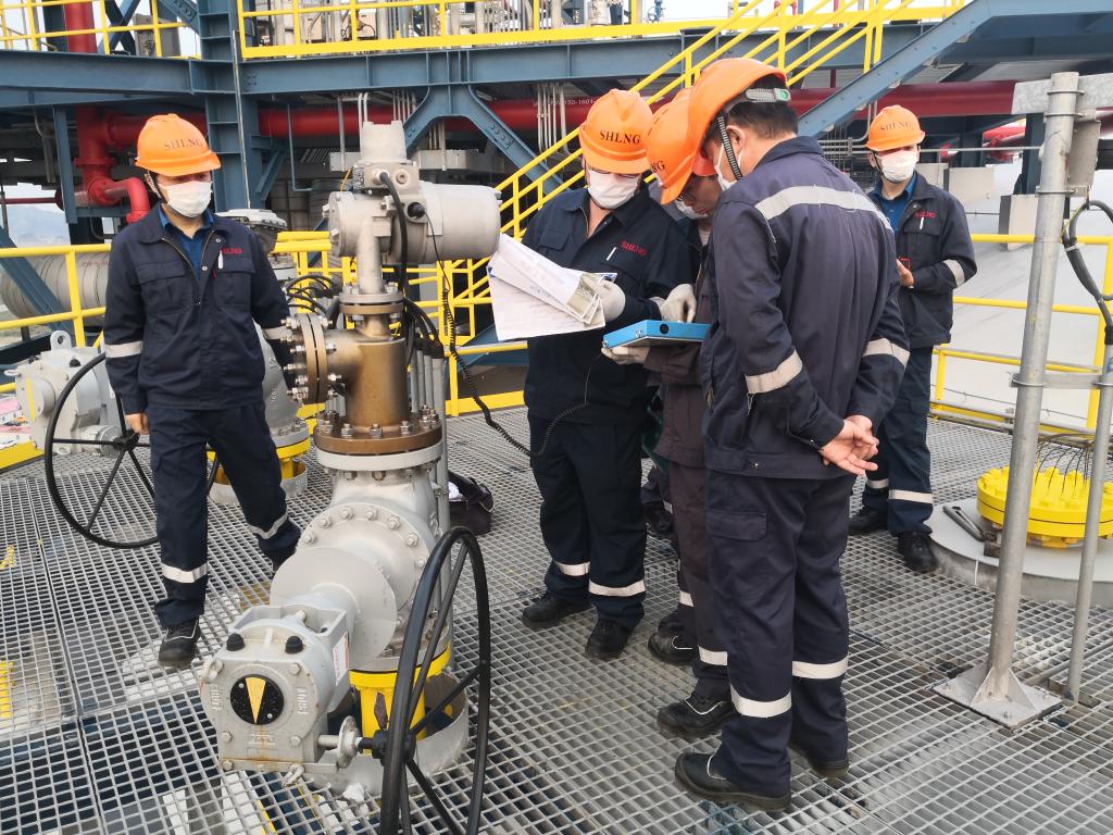  4月19日，申能集团旗下洋山LNG接收站工作人员在生产现场开展检修工作。（受访者供图）
