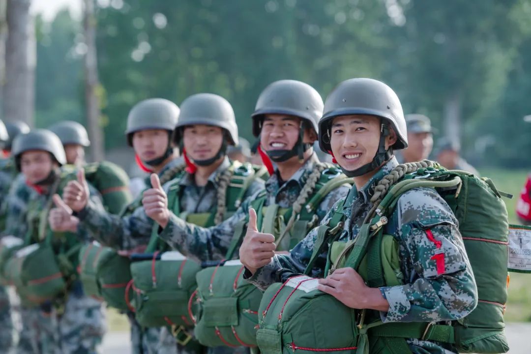 李家伟(右一)和战友准备跳伞训练。