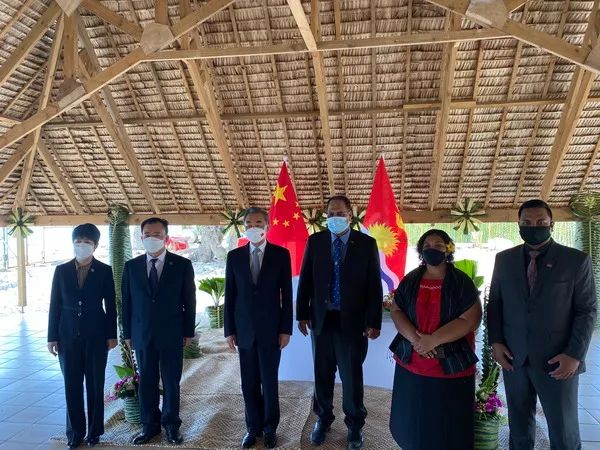 当地时间2022年5月27日，基里巴斯副总统托阿图在塔拉瓦会见正在访基的国务委员兼外长王毅。图源：外交部网站