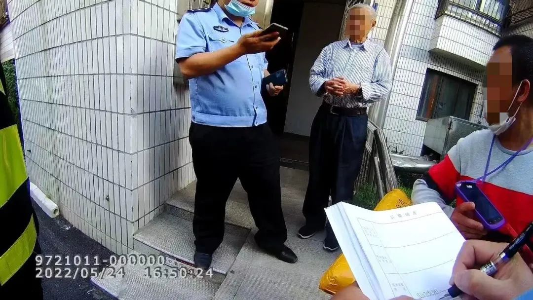 快递小哥发现包裹上这行字,直接冲到派出所……休闲区蓝鸢梦想 - Www.slyday.coM 快递小哥发现包裹上这行字,直接冲到派出所……休闲区蓝鸢梦想 - Www.slyday.coM