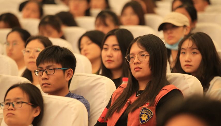 “要好看的南方人”，上海某高校老师公开招聘要求，学生满脸问号老师学生南方人