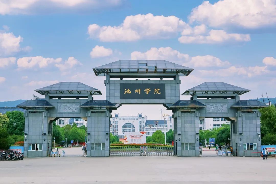 画笔下、镜头中、文字里……他们记录下校园建筑之美休闲区蓝鸢梦想 - Www.slyday.coM 画笔下、镜头中、文字里……他们记录下校园建筑之美休闲区蓝鸢梦想 - Www.slyday.coM