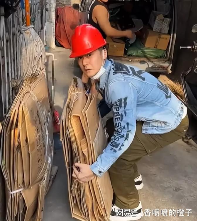 老陈直播诉苦水:自己现在是全网最穷的主播,粉丝纷纷刷礼物休闲区蓝鸢梦想 - Www.slyday.coM 老陈直播诉苦水:自己现在是全网最穷的主播,粉丝纷纷刷礼物休闲区蓝鸢梦想 - Www.slyday.coM