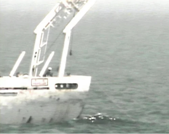 日本海上保安厅称，韩国海洋调查船将疑似钢丝绳的物品深入海下