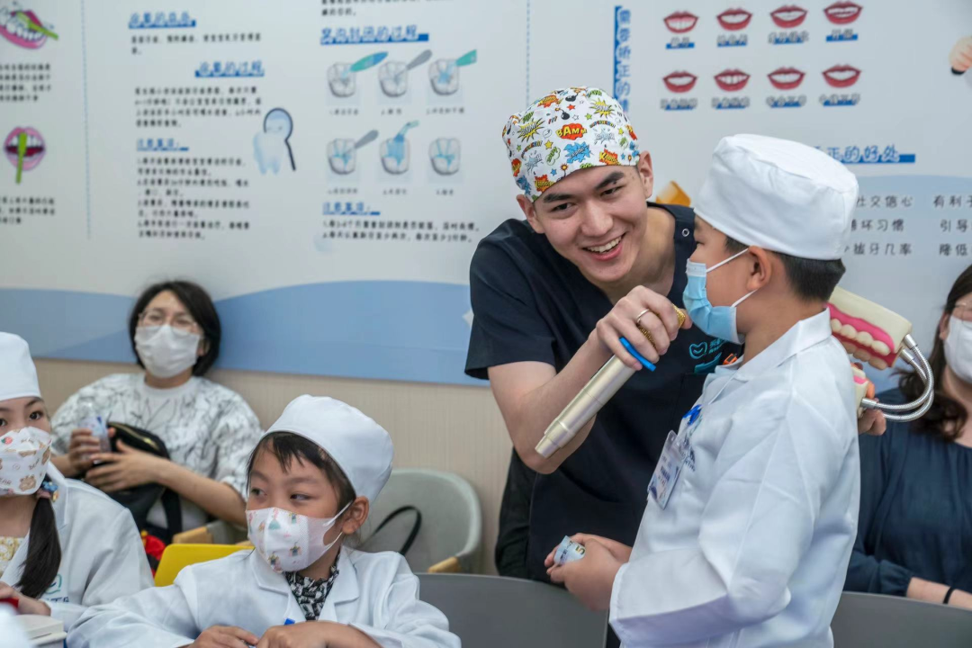 你会刷牙吗?这个年龄段孩子几乎没有能正确刷牙的……休闲区蓝鸢梦想 - Www.slyday.coM 你会刷牙吗?这个年龄段孩子几乎没有能正确刷牙的……休闲区蓝鸢梦想 - Www.slyday.coM