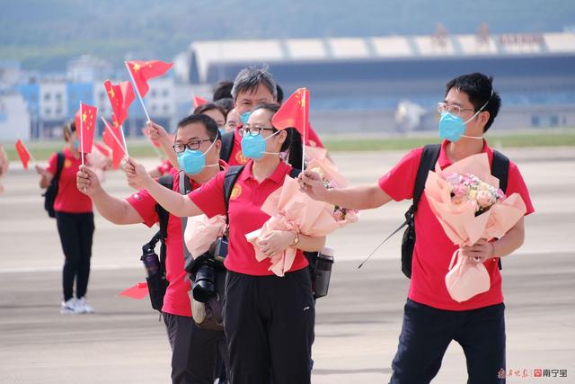 最高礼遇“过水门”!援沪46天,广西1584名医疗队员凯旋休闲区蓝鸢梦想 - Www.slyday.coM 最高礼遇“过水门”!援沪46天,广西1584名医疗队员凯旋休闲区蓝鸢梦想 - Www.slyday.coM