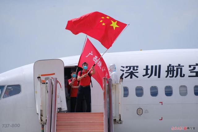 最高礼遇“过水门”!援沪46天,广西1584名医疗队员凯旋休闲区蓝鸢梦想 - Www.slyday.coM 最高礼遇“过水门”!援沪46天,广西1584名医疗队员凯旋休闲区蓝鸢梦想 - Www.slyday.coM