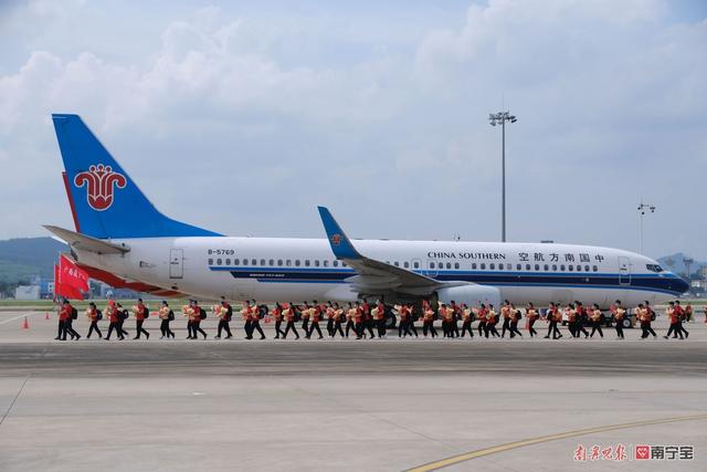 最高礼遇“过水门”!援沪46天,广西1584名医疗队员凯旋休闲区蓝鸢梦想 - Www.slyday.coM 最高礼遇“过水门”!援沪46天,广西1584名医疗队员凯旋休闲区蓝鸢梦想 - Www.slyday.coM