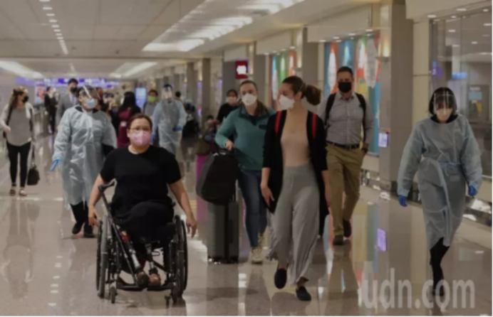 达克沃斯（前左一）5月30日晚抵台。图自联合新闻网