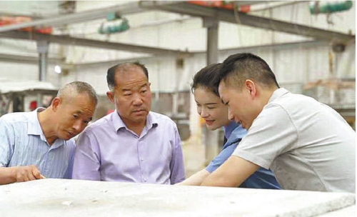  王松涛(左二)受邀对湖北省随县检察院办案涉及的某石材企业合规整改情况进行“回头看”。 