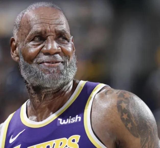 詹姆斯老去后字母哥能否扛起联盟门面大旗