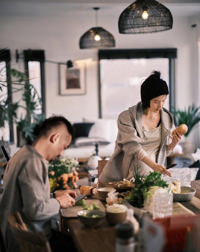 杨子珊产女后，六一晒孕肚照，感觉也就肚子大了，脸蛋一点都没变