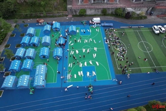 航拍雅安芦山地震震中太平镇:已恢复供电 临时安置点有群众入住 救援正有序展开休闲区蓝鸢梦想 - Www.slyday.coM 航拍雅安芦山地震震中太平镇:已恢复供电 临时安置点有群众入住 救援正有序展开休闲区蓝鸢梦想 - Www.slyday.coM