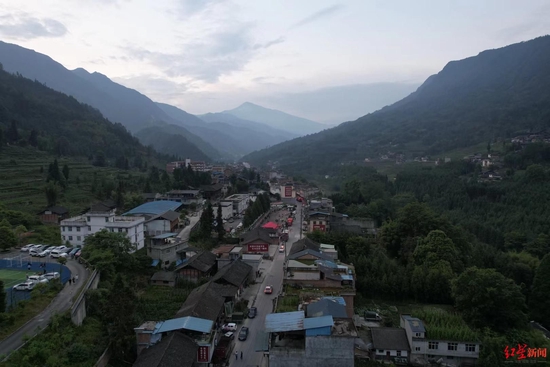 航拍雅安芦山地震震中太平镇:已恢复供电 临时安置点有群众入住 救援正有序展开休闲区蓝鸢梦想 - Www.slyday.coM 航拍雅安芦山地震震中太平镇:已恢复供电 临时安置点有群众入住 救援正有序展开休闲区蓝鸢梦想 - Www.slyday.coM