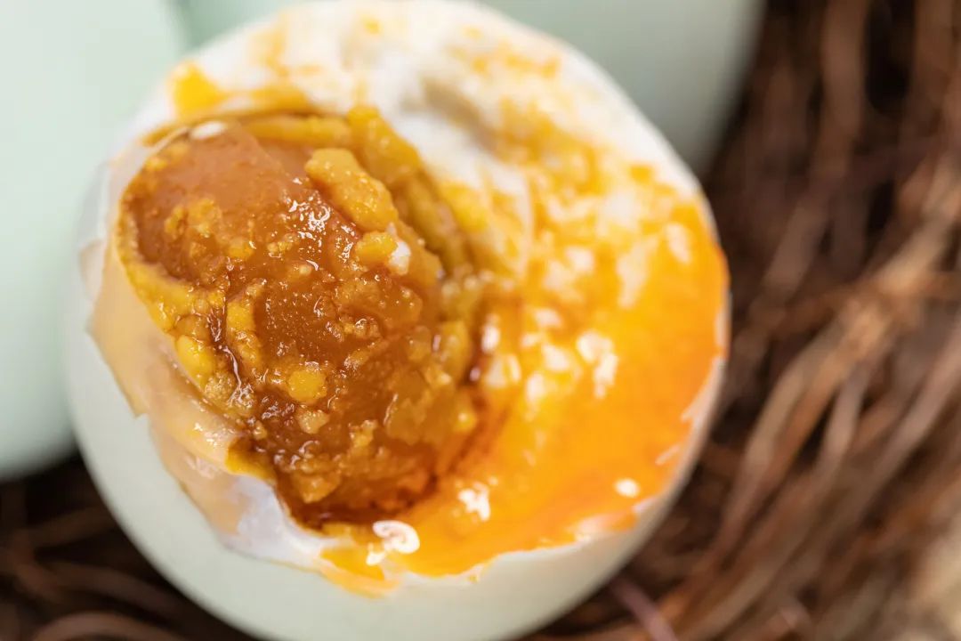 自制咸鸭蛋,方法原来这么简单!简单2招,个个流油出沙,专治夏天没胃口休闲区蓝鸢梦想 - Www.slyday.coM 自制咸鸭蛋,方法原来这么简单!简单2招,个个流油出沙,专治夏天没胃口休闲区蓝鸢梦想 - Www.slyday.coM