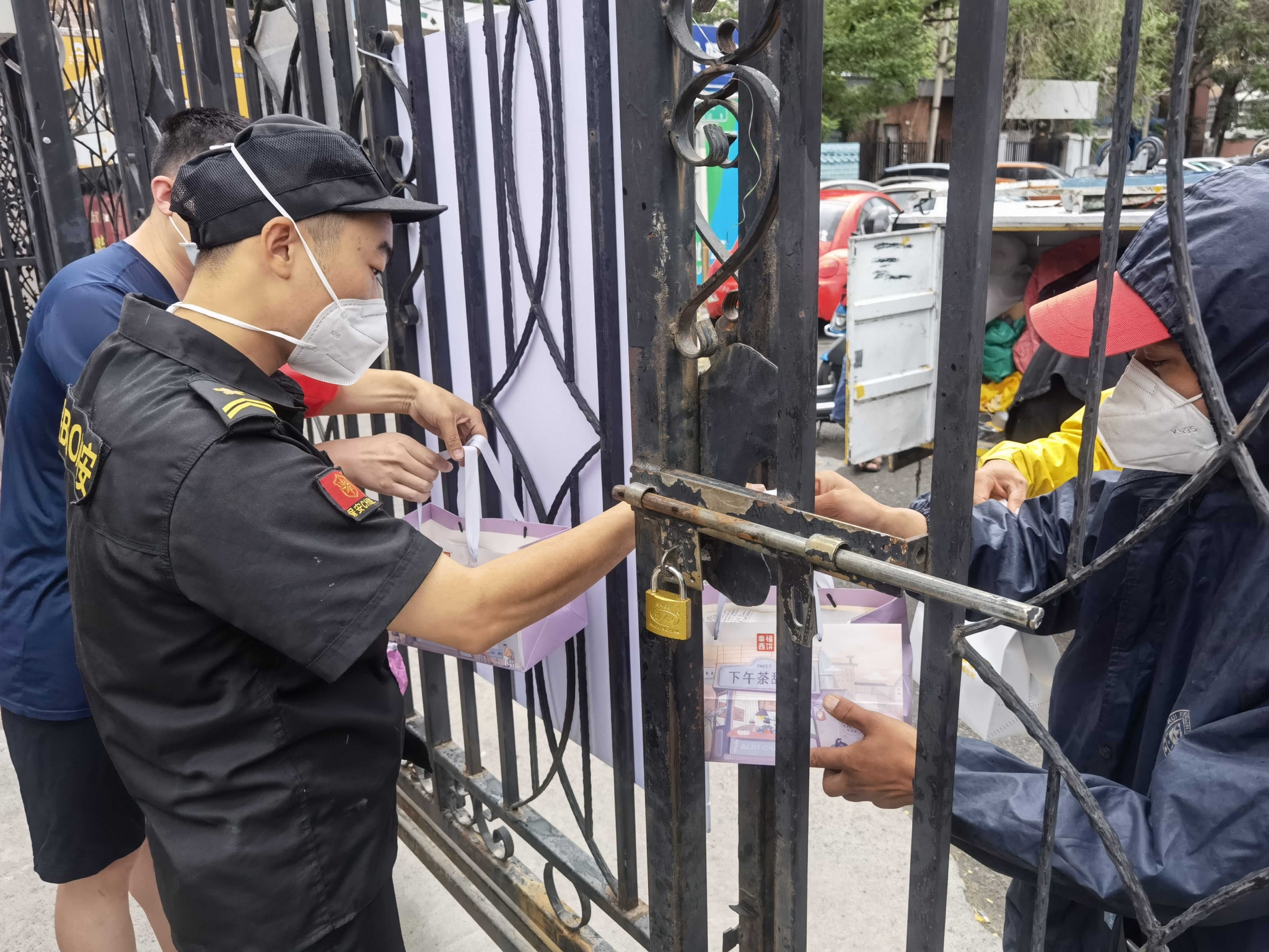 如何让快递员把快递放到门口 9960-1f37fe23d5f6f9e1436d70f30d776988.jpg