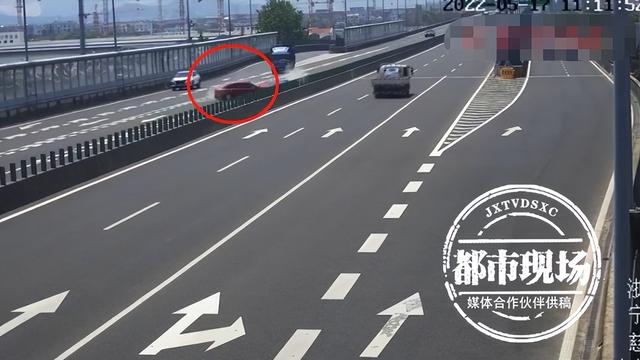 高架上女司机逆行,两车迎面相撞,现场惨烈休闲区蓝鸢梦想 - Www.slyday.coM 高架上女司机逆行,两车迎面相撞,现场惨烈休闲区蓝鸢梦想 - Www.slyday.coM