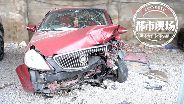 高架上女司机逆行,两车迎面相撞,现场惨烈休闲区蓝鸢梦想 - Www.slyday.coM 高架上女司机逆行,两车迎面相撞,现场惨烈休闲区蓝鸢梦想 - Www.slyday.coM