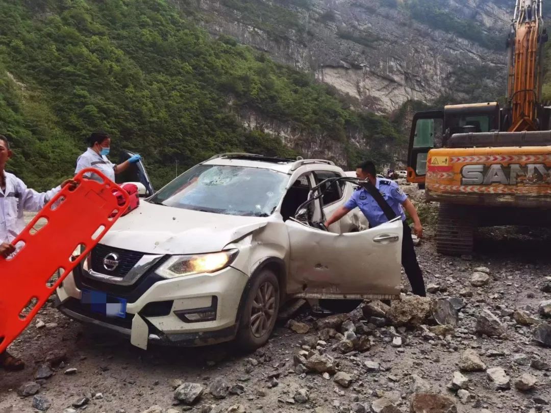 四川雅安地震已造成4人遇难41人受伤!1秒避险视频热传,前一天曾开展应急演练休闲区蓝鸢梦想 - Www.slyday.coM 四川雅安地震已造成4人遇难41人受伤!1秒避险视频热传,前一天曾开展应急演练休闲区蓝鸢梦想 - Www.slyday.coM