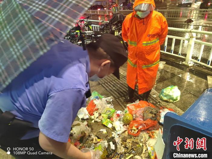 三明民警翻找垃圾桶 为群众寻回3毫米直径的金珠子休闲区蓝鸢梦想 - Www.slyday.coM 三明民警翻找垃圾桶 为群众寻回3毫米直径的金珠子休闲区蓝鸢梦想 - Www.slyday.coM