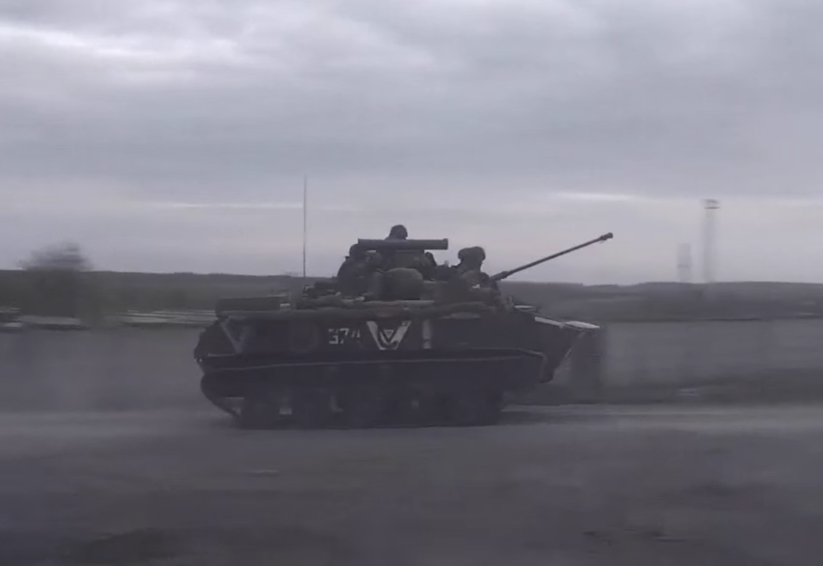 俄国防部2日公布俄军空降兵部队在乌执行作战任务时发起进攻的视频截图