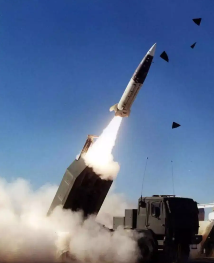 “海马斯”发射“陆军战术导弹”。
