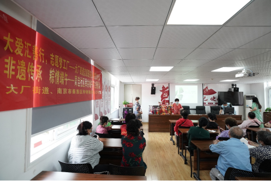 南京端午彩粽制作传承人走进大厂街道周洼社区开展非遗传承活动(图1) 南京端午彩粽制作传承人走进大厂街道周洼社区开展非遗传承活动(图1)
