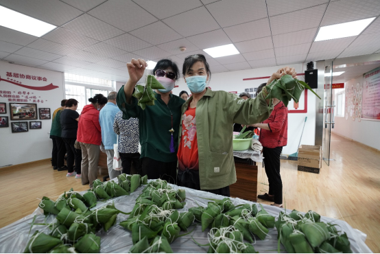 南京端午彩粽制作传承人走进大厂街道周洼社区开展非遗传承活动(图3) 南京端午彩粽制作传承人走进大厂街道周洼社区开展非遗传承活动(图3)