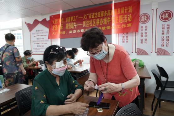 南京端午彩粽制作传承人走进大厂街道周洼社区开展非遗传承活动(图2) 南京端午彩粽制作传承人走进大厂街道周洼社区开展非遗传承活动(图2)